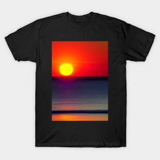 RED SUNSET OVER THE OCEAN FROM THE BEACH T-Shirt